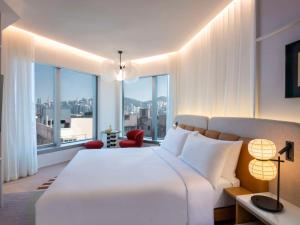 Katil atau katil-katil dalam bilik di Mondrian Hong Kong