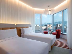 Katil atau katil-katil dalam bilik di Mondrian Hong Kong