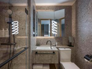 Bilik mandi di Mondrian Hong Kong