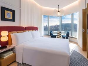 Katil atau katil-katil dalam bilik di Mondrian Hong Kong
