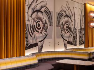 Ruang duduk di Mondrian Hong Kong