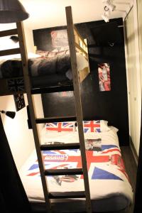 um quarto com 2 beliches com bandeiras em Résidence La Croix Du Sud - Studio pour 4 Personnes 44 em Valloire