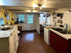 una cocina con fregadero y refrigerador en Résidence Le Moulin Benjamin - Maison 8 personnes exposé ouest MAE-9074, en Valloire