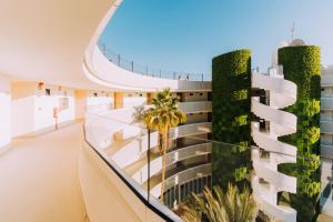 ein Gebäude mit einem vertikalen Garten an der Seite in der Unterkunft HL Rondo Hotel in Playa del Ingles