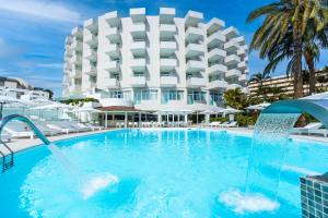 ein Pool vor einem Hotel in der Unterkunft HL Rondo Hotel in Playa del Ingles