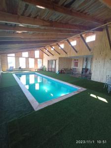 a large indoor swimming pool in a building at CABAÑA AZUL Y VERDE in Ancud