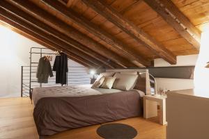 um quarto com uma cama e um tecto de madeira em Casa Cozy - La Guarida em Pradamano