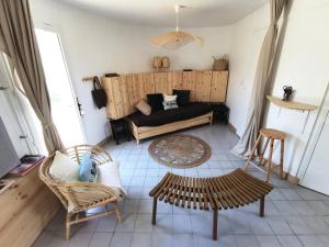 ein Wohnzimmer mit einem Sofa und 2 Stühlen in der Unterkunft Résidence ILE DES PECHEURS - Maisons & Villas pour 6 Personnes 64 in Port Leucate