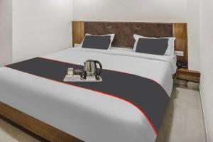 Un dormitorio con una gran cama blanca con aigil en Super Capital O Silkroute Palaace, en Bhopal