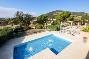 Basen w obiekcie Les Issambres Corniche - maeva Home - Appartement 2 pièces 5 personnes Confort MAE-1353 lub w pobliżu
