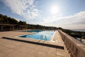 Basen w obiekcie Les Issambres Corniche - maeva Home - Appartement 2 pièces 5 personnes Confort MAE-1353 lub w pobliżu