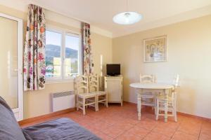 salon ze stołem i krzesłami w obiekcie Les Issambres Corniche - maeva Home - Appartement 2 pièces 5 personnes Confort MAE-1353 w mieście Les Issambres
