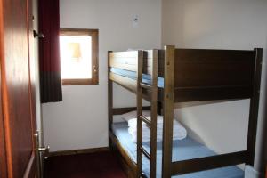 Ce dortoir comprend 2 lits superposés et une fenêtre. dans l'établissement Les Chalets Valoria - 3 Pièces pour 6 Personnes 24, à Valloire