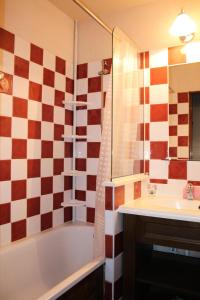 a bathroom with a bath tub and a sink at Les Chalets Valoria - 3 Pièces pour 6 Personnes 24 in Valloire