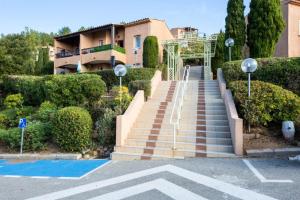 Bazén v ubytovaní Les Issambres Bellevue - maeva Home - Appartement 2 pièces 6 personnes Confort MAE-1365 alebo v jeho blízkosti