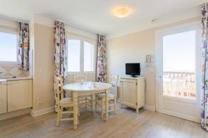 Televízia a/alebo spoločenská miestnosť v ubytovaní Les Issambres Bellevue - maeva Home - Appartement 2 pièces 6 personnes Confort MAE-1365