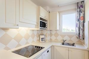 Kuchyňa alebo kuchynka v ubytovaní Les Issambres Bellevue - maeva Home - Appartement 2 pièces 6 personnes Confort MAE-1365