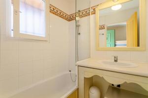 Kúpeľňa v ubytovaní Les Issambres Bellevue - maeva Home - Appartement 2 pièces 6 personnes Confort MAE-1365