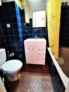 La salle de bains est pourvue de toilettes blanches et d'un lavabo. dans l'établissement RESIDENCE DE LA PLAGE - Studio pour 4 Personnes 94, à Port-Leucate