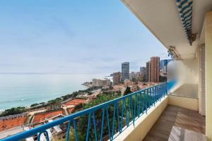 balcón con vistas al océano en 2 bedrooms Duplex penthouse - Monaco border en Roquebrune-Cap-Martin