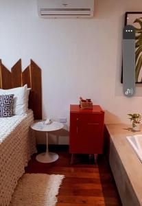 um pequeno quarto com uma cama e uma pequena mesa em Villa Pantai Milagres Exclusive Hotel em São Miguel dos Milagres