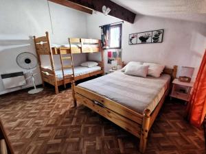 a bedroom with two bunk beds and a ladder at Résidence Maisons De La Plage - Confortable villa deux pièces avec mezzanine pour 6 personnes à Port Leucate. Réf: 1MPL_126 MAE-4794 in Port Leucate