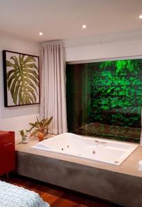 聖米格爾－杜斯米拉格里斯的住宿－Villa Pantai Milagres Exclusive Hotel，大型水族箱客房内的大浴缸