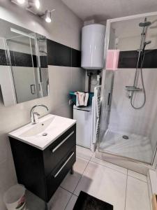 A bathroom at Résidence Maisons Des Sables 4 - 3 Pièces 6 couchages PORT LEUCATE. Réf: 2MS4_64 MAE-4924