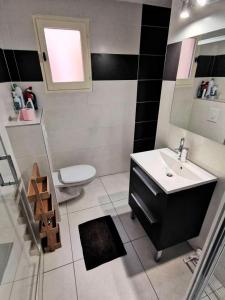 A bathroom at Résidence Maisons Des Sables 4 - 3 Pièces 6 couchages PORT LEUCATE. Réf: 2MS4_64 MAE-4924