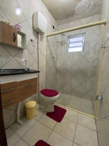 Un baño con ducha, inodoro y lavabo. en Casa com Piscina Privativa em Bertioga 2 Suítes e Wi-Fi Bem próxima à praia, en Bertioga