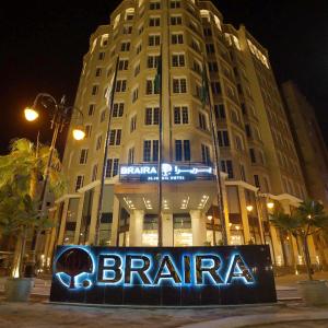 um grande edifício com uma placa em frente em Braira Al Jubail em Al Jubail