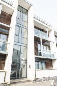 un edificio de apartamentos con grandes ventanas de cristal en Luxury Apartment near City Centre and Royal William Yard - Emma's Place, en Plymouth