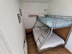 een kleine kamer met 2 stapelbedden bij Résidence TERRASSES DE LA MEDITERRANEE 1 - 2 Pièces pour 5 Personnes 54 in Port Leucate
