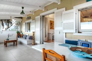 sala de estar con bañera en el centro en Kite beach house, en Lefkada