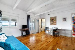 sala de estar con sofá azul y mesa en Kite beach house en Lefkada