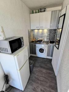 A kitchen or kitchenette at Résidence MAISONS DE LA MER 2 - Studio pour 3 Personnes 84