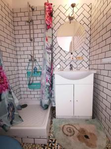 La salle de bains est pourvue d'un lavabo, d'un miroir et d'une baignoire. dans l'établissement Résidence MAISONS DE LA MER 2 - Studio pour 3 Personnes 84, à Port-Leucate