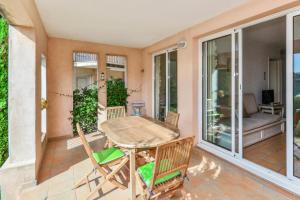 un patio avec une table et des chaises sur un balcon dans l'établissement Village Pont Royal en Provence - maeva Home - Appartement 2 pièces 5 personnes Confort MAE-2264, à Mallemort