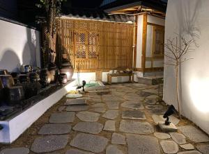 una camera con pavimento in pietra e una stanza con pentole di Hanok guesthouse Ann 