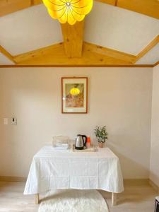 un tavolo con bollitore per il tè in una stanza di Hanok guesthouse Ann 