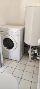 a washing machine sitting next to a toilet in a bathroom at Résidence Le Hameau De Valloire - Studio pour 2 Personnes 94 in Valloire