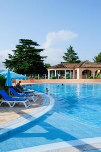 Bazén v ubytovaní Résidence Les Parcs de Grimaud - maeva Home - Appartement 2 pièces 4 personnes Prestige MAE-2246 alebo v jeho blízkosti