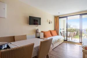 salon ze stołem i kanapą w obiekcie Résidence Les Parcs de Grimaud - maeva Home - Appartement 2 pièces 4 personnes Prestige MAE-2246 w mieście Grimaud