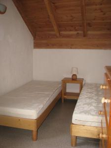 a bedroom with two beds and a night stand at Résidence La Claree - 4 Pièces pour 8 Personnes 14 in Valloire