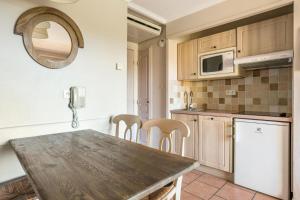 Kuchyňa alebo kuchynka v ubytovaní Résidence les Calanques des Issambres - maeva Home - Appartement 2 pièces 5 personnes Sélection MAE-2274