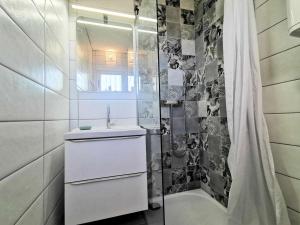 une salle de bain blanche avec lavabo et douche dans l'établissement Résidence Les Nefs Des Sables - APPT T2 CAB OU MEZZ 6 couchages PORT LEUCATE. Réf: 2NEF_45K4 MAE-5304, à Port-Leucate