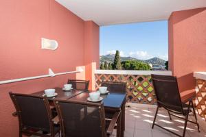 une salle à manger avec une table et des chaises et une grande fenêtre dans l'établissement Résidence le Village de Cap Esterel - maeva Home - Appartement 2 pièces 5 personnes Sélection MAE-2892, à Saint-Raphaël