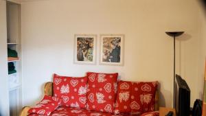 ein Wohnzimmer mit einem Sofa und roten Kissen in der Unterkunft Résidence Grand Argentier - 2 Pièces pour 8 Personnes 34 in Modane