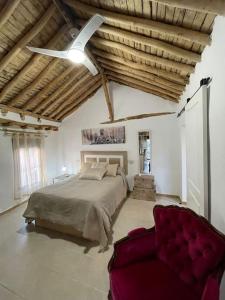 una camera con letto e ventilatore a soffitto di Acogedor Apartamento/Loft en Santa Fe a Santa Fe