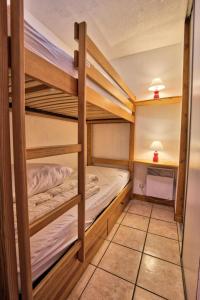 a bunk bed room with two bunk beds in it at Résidence Le Schuss 1 - 2 Pièces pour 6 Personnes 34 in Notre-Dame-de-Bellecombe